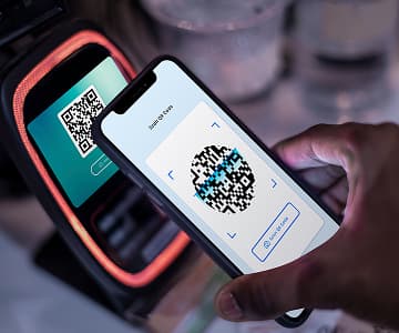 Man scans qr code